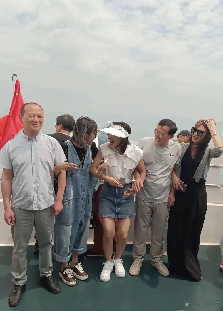 瑾汐都回到妈妈的怀抱了，湾湾你还不回，在等什么呢，在犹豫徘徊啥呢，再犹豫回家只能