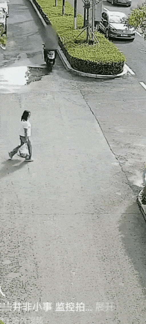 两个人都够可以的
走路不看路和骑车不看人碰一块了，尤其是这个行人，过马路怎么只看