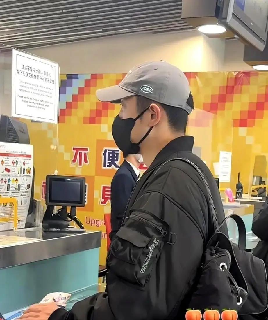 一觉睡醒
 
是不是全网都知道了。
 
昨晚23点左右，网上流出一段活动后采访。