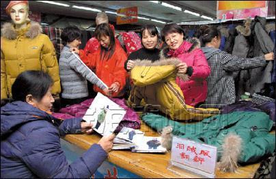 超市三、四百元的羽绒服为何成为抢手货？这个问题看似简单，却折射出我们这个时代的深