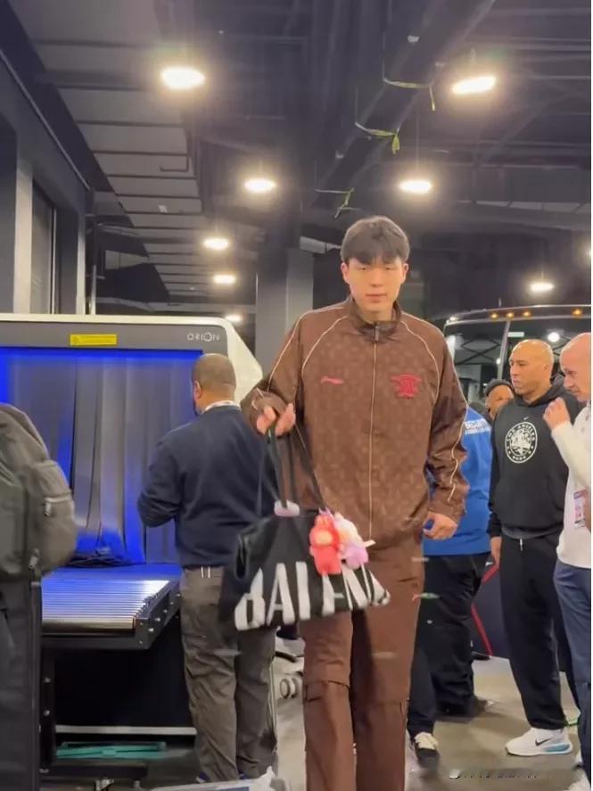 来喽！杨瀚森迈着欢快轻盈的步伐进入全明星赛场，小杨的首次全明星之旅即将开启。虽然