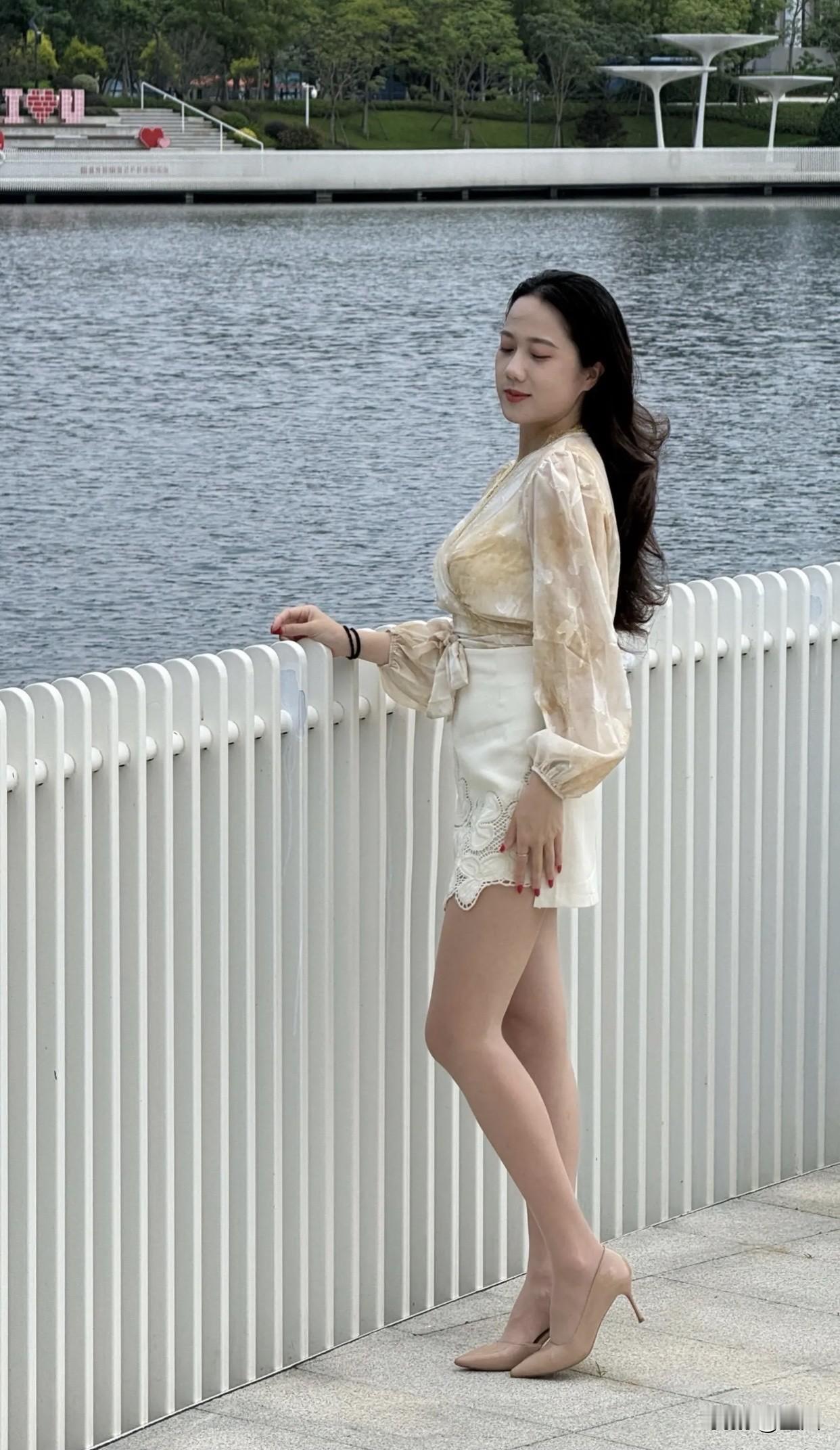 什么样的女人可以让你过目不忘眼神有故事的，深邃的眼神仿佛藏着很多秘密。