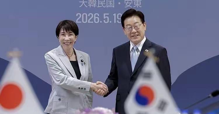 当地时间5月19日，日本首相高市早苗风尘仆仆地赶到韩国，原本以为迎接她的会是很高