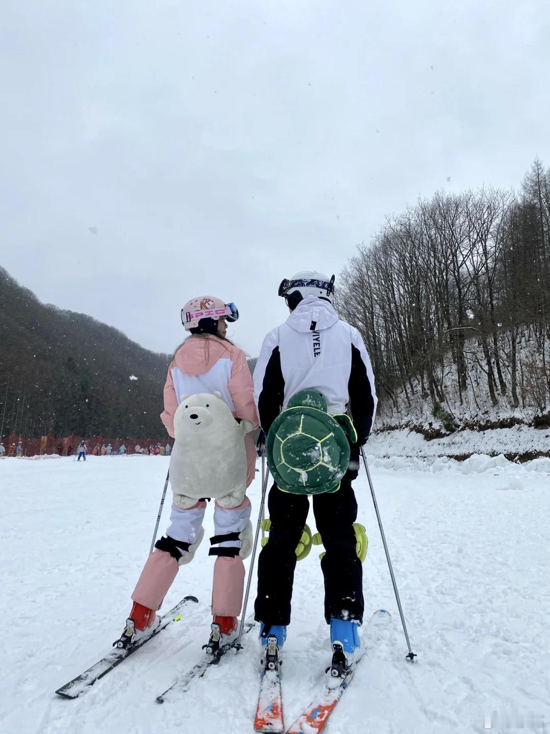 明星惊喜礼上加礼 节日送礼，鲜花啊、化妆品啊、衣服啊，是不是太俗套了？就说衣服吧