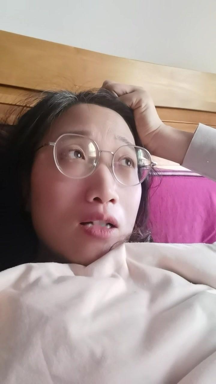 谁不知道生女儿好？能当闺蜜能搭子，一起逛街做指甲，连梳头按摩都贴心。
不过家有两