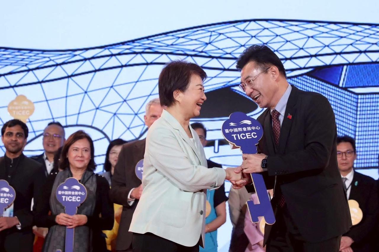 台中市长候选人江启臣今（23日）表示，我也已经准备好接卢秀燕市长棒，请大家支持我