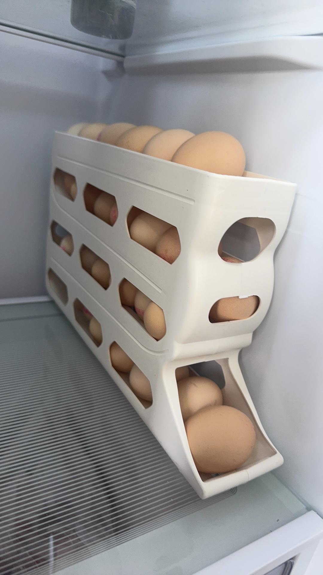 前几天刷到一个卖鸡蛋收纳盒的直播间
8.8元一个，听主播介绍，这个鸡蛋收纳盒一共
