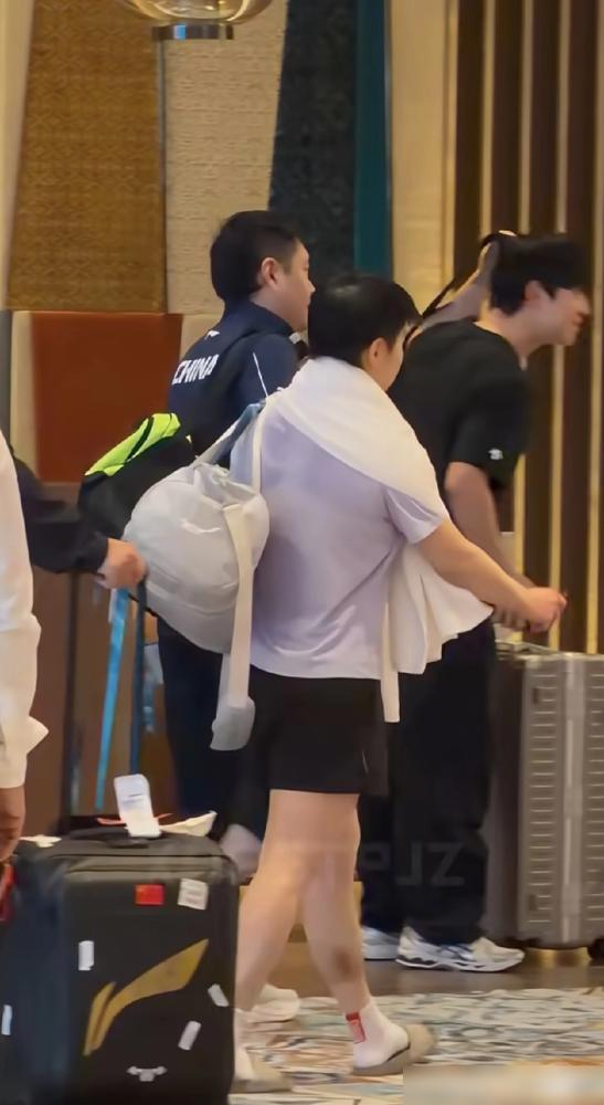 孙颖莎刚结束澳门世界杯赛前训练。
大白毛巾裹着脖子，后背湿了两大块，汗珠子顺着