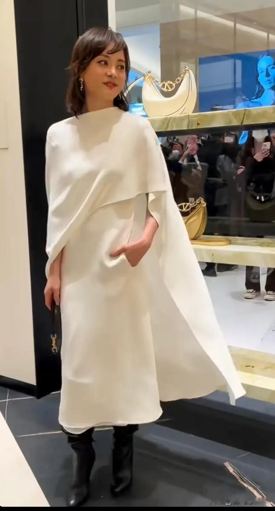 娘娘这次终于扳回一局，一身白色长裙，齐肩的秀发，精致的妆容，眼睛不凸了，眼里充满