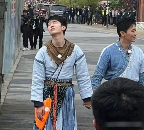《奔跑吧》范丞丞李晨牵手，关系亲密，毕竟是前姐夫和小舅子😅 ​​​