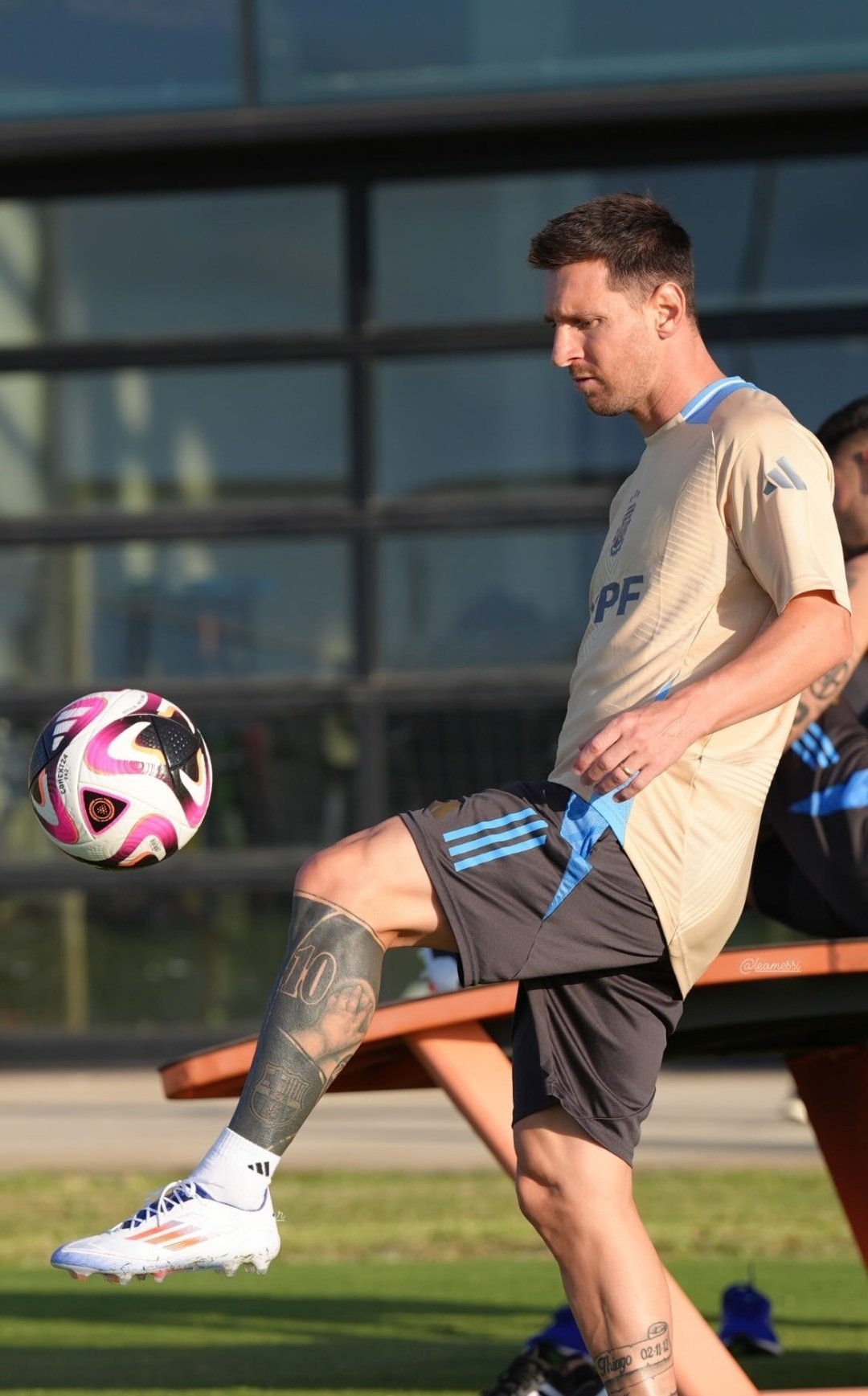 阿根廷今日份的训练，德保罗和梅西一起好开心的样子[doge] ​​​