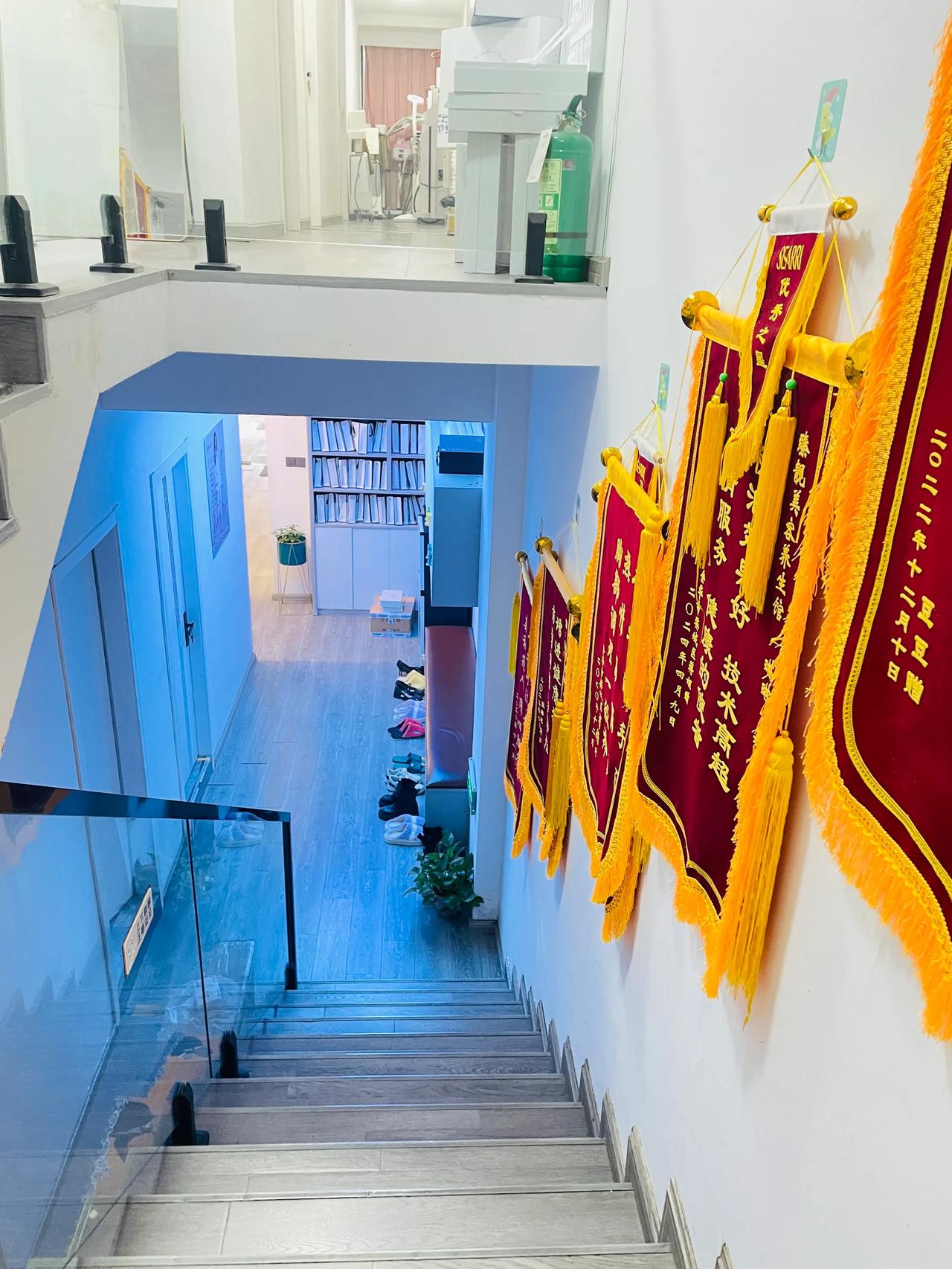 美容师们都非常热情，笑容满面，让我感到非常亲切。在服务过程中，她们非常注重与我的