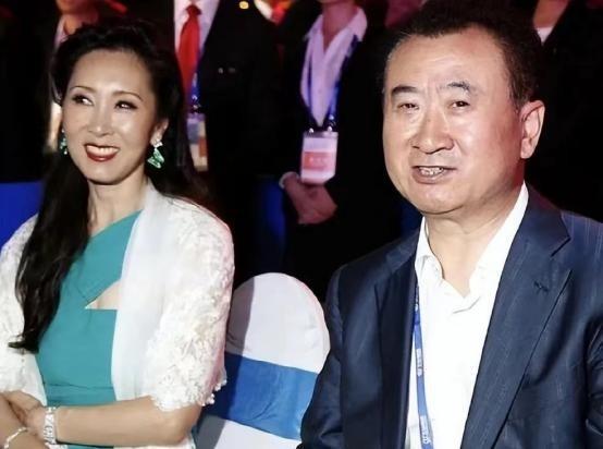 主持问王健林老婆：“你老公资产过亿，前几年还是首富，你也算是嫁入豪门了吧？”林宁