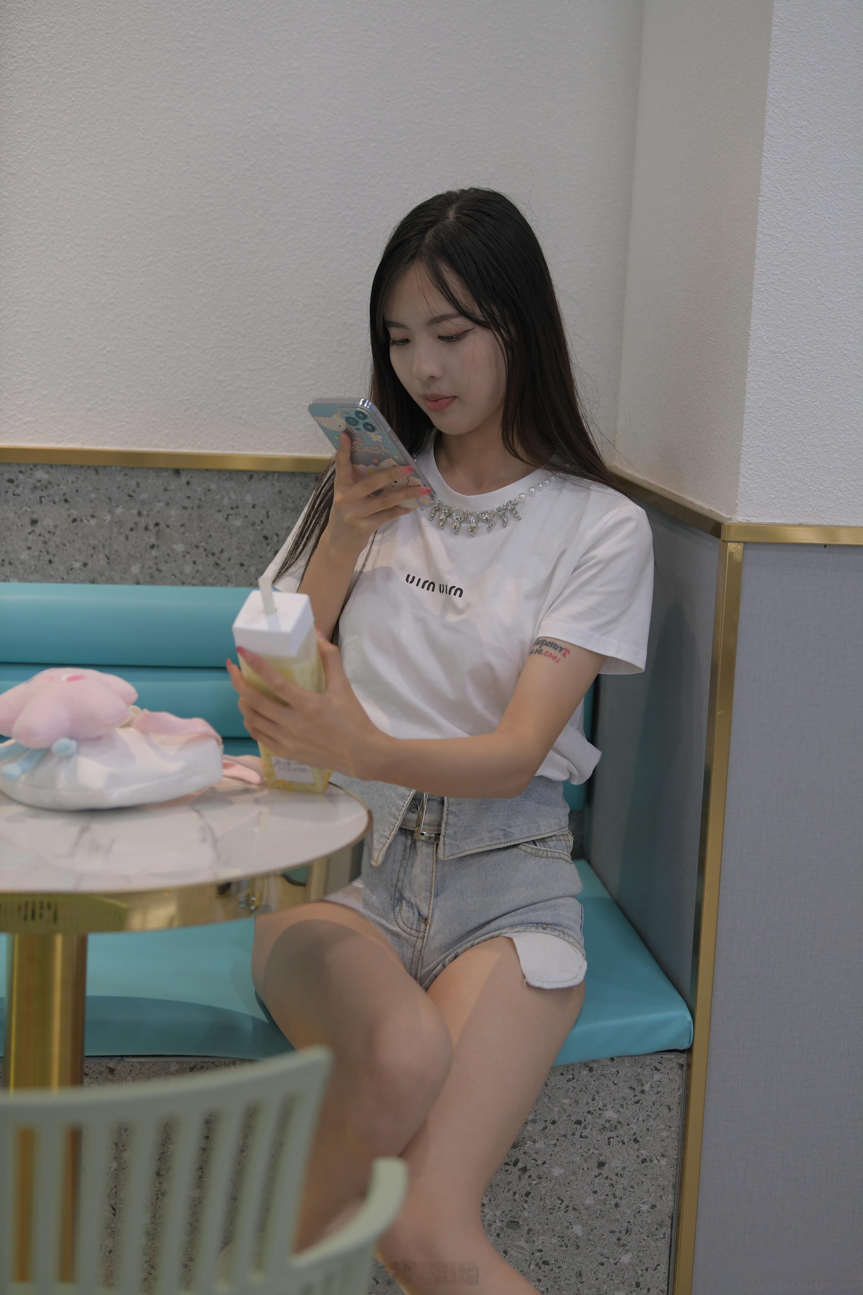 出门喝一杯奶茶准备回家的小姐姐 ​​​