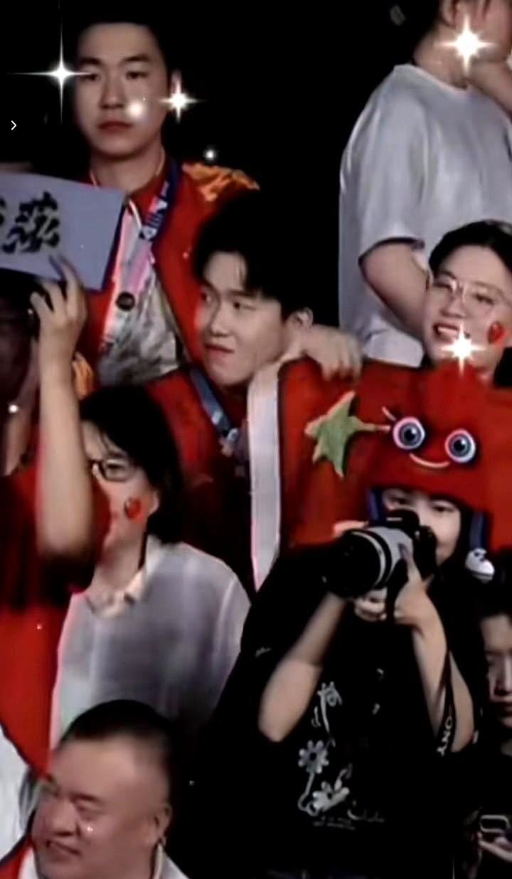 孙颖莎在场上拼，王楚钦在台下看。
 
巴黎奥运赛场，王楚钦就坐在粉丝中间，被一片