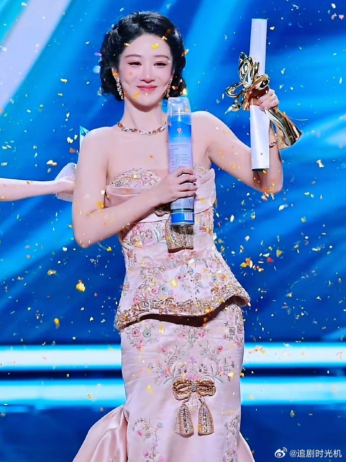 杨紫人缘真好刷着满屏的祝福莫名有点戳人。一路摸爬滚打，四次提名终于捧回奖杯，台下