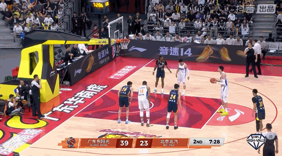 周琦罚球广东球迷高喊罚不进 上一场主场对阵浙江，周琦的罚球已经相比8罚0中有了很