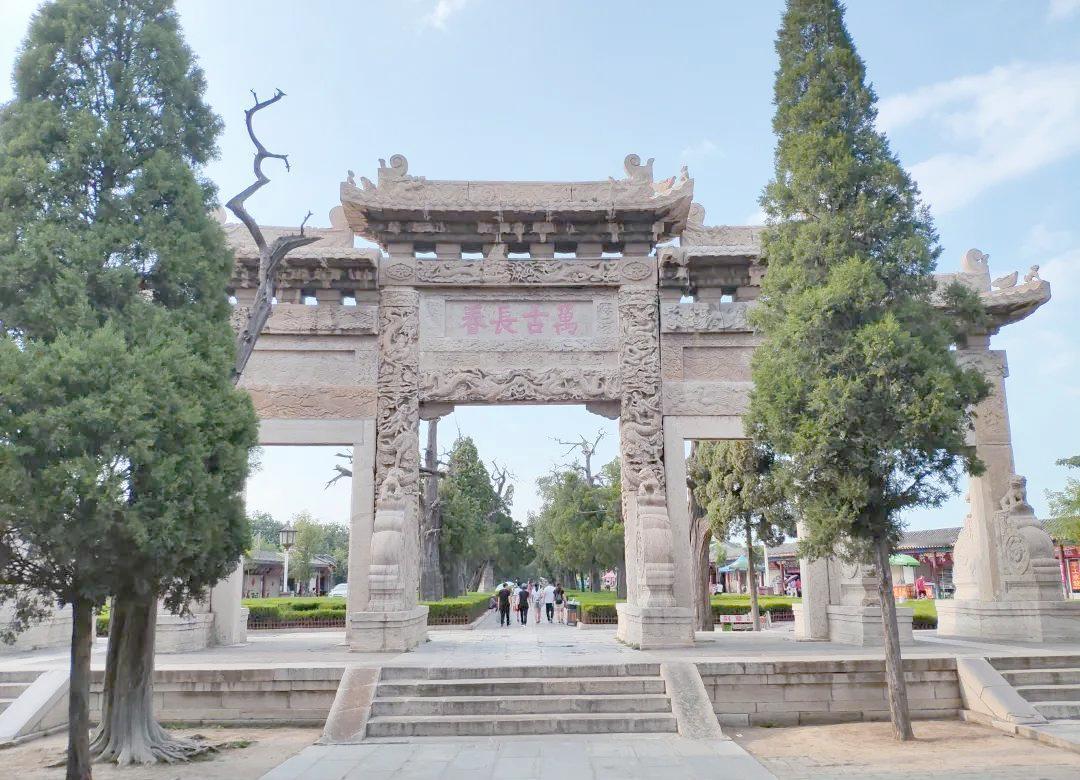 曲阜孔林有十万多座坟，即便到现在，当地的孔姓人去世后仍可葬在孔林，但有五种姓孔的