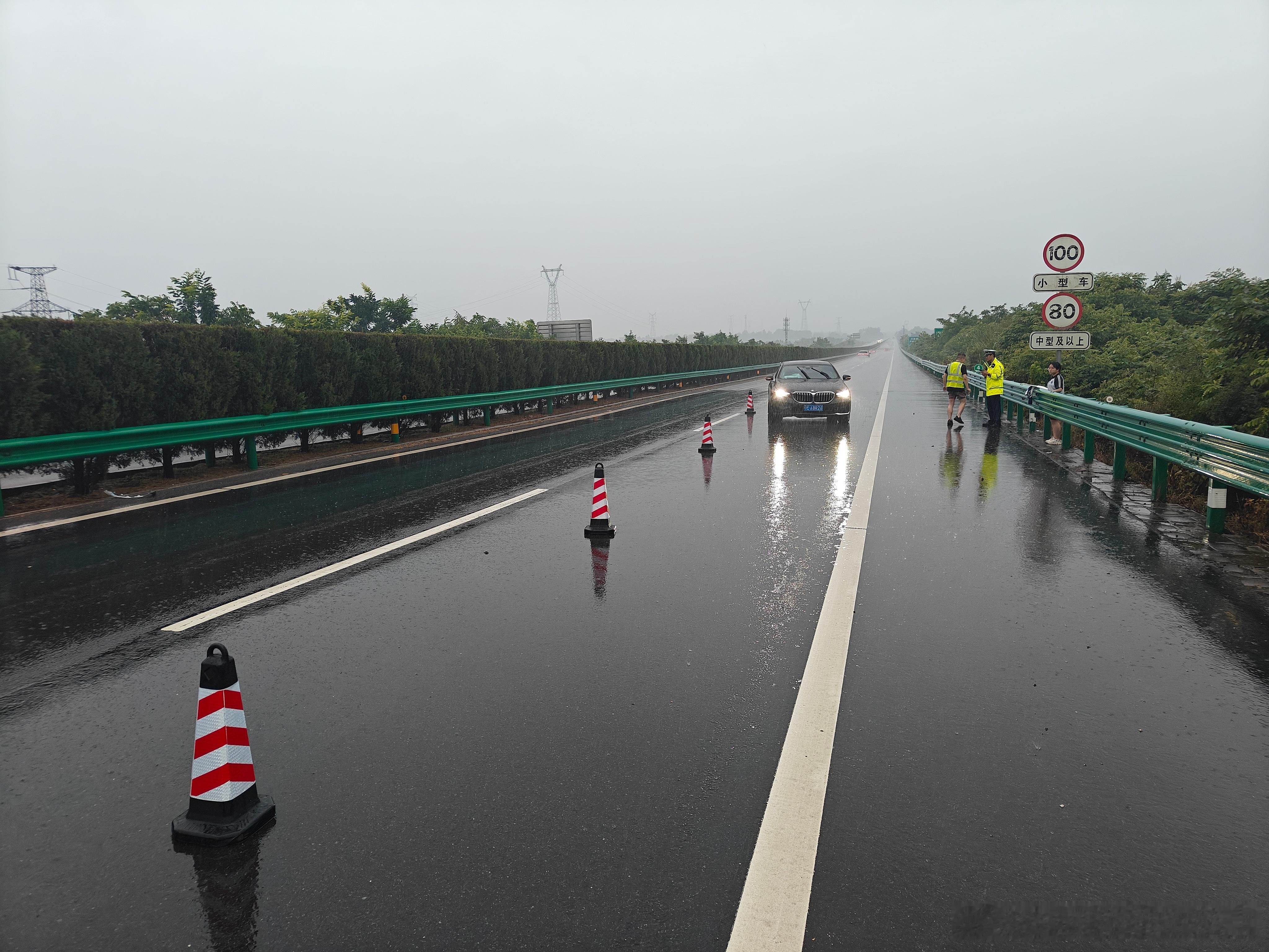 948快讯湖北交通执法 【高效处置事故 暖心服务获司乘点赞】6月18日，S88岳
