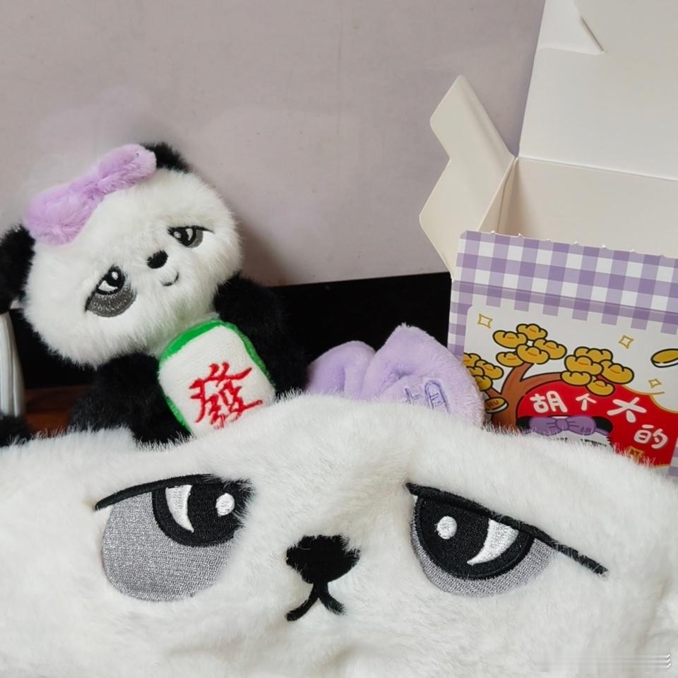 电影《熊猫计划之部落奇遇记》的周边盲盒抽到了抱着“發”的小胡胡～2026年的好运