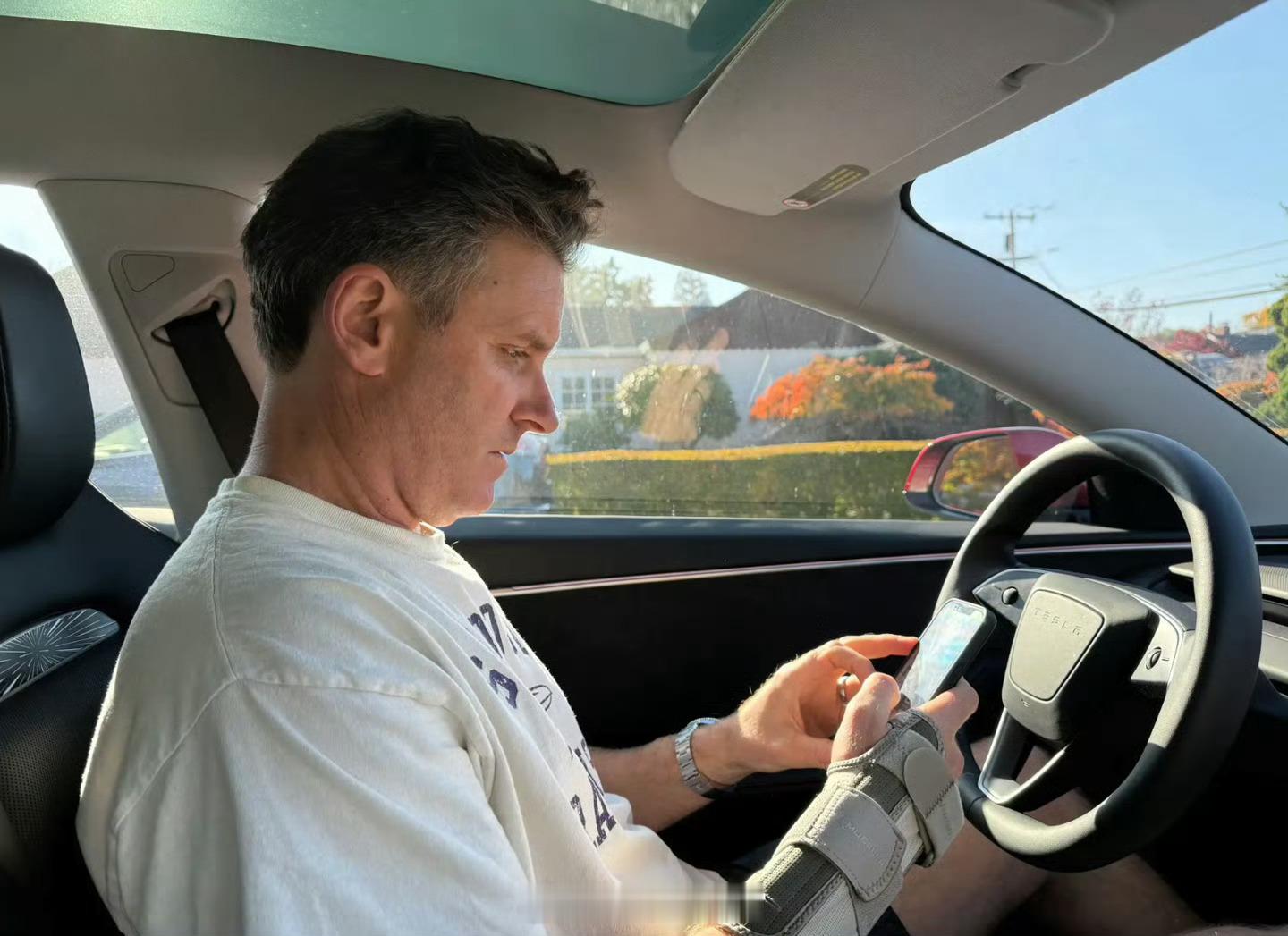 特斯拉推送FSD更新，允许车主在自动驾驶模式下发短信。特斯拉FSD308_IO新