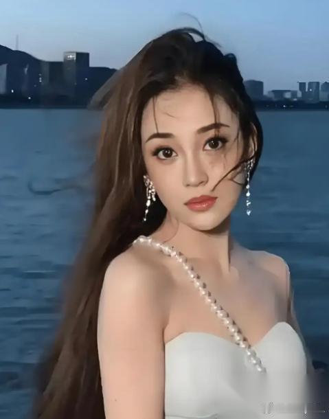 2018年，吴秀波包养了陈昱霖足足7年，之后玩腻了厌倦了，便提出分手。陈昱霖索要