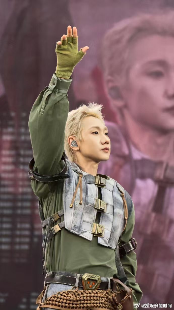 汪苏泷贾一凡人生路易事业威登 活动现场汪苏泷与贾一凡同框合照爆火，网友巧用名字衍
