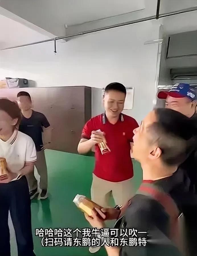 老板一句话

亏了二十亿

说出来你都不敢信。东鹏饮料老板林木勤饭局随口一句“我