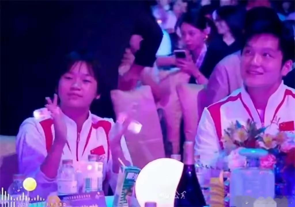 #樊振东说全红婵不挑食#全红婵樊振东“兄妹”公然约饭，果然叉烧肉成最大赢家！[喵