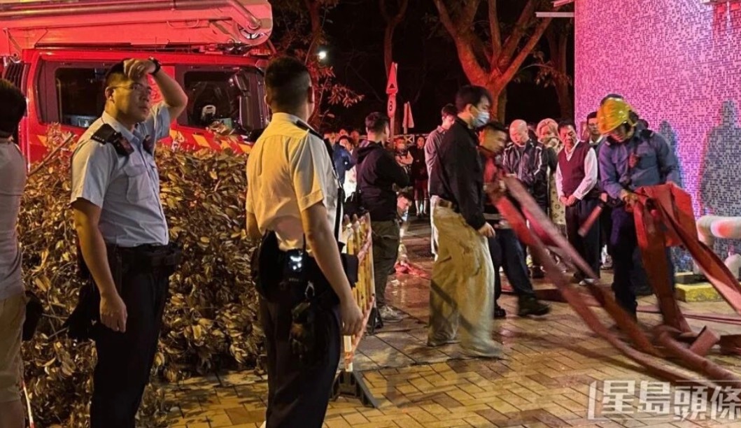 香港住宅楼起火400多住户凌晨逃生这件事发生在2025年12月13日凌晨，地点是