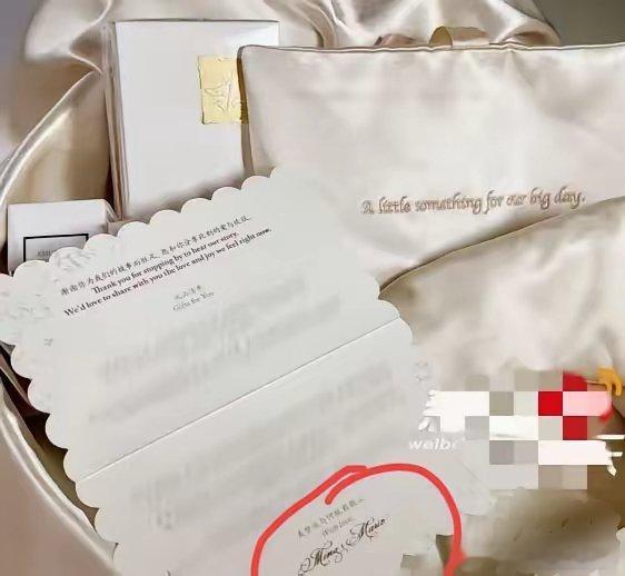 太细节了！有网友发现何猷君和奚梦瑶婚礼伴手礼的邀请函上，奚梦瑶的名字居然在何猷君