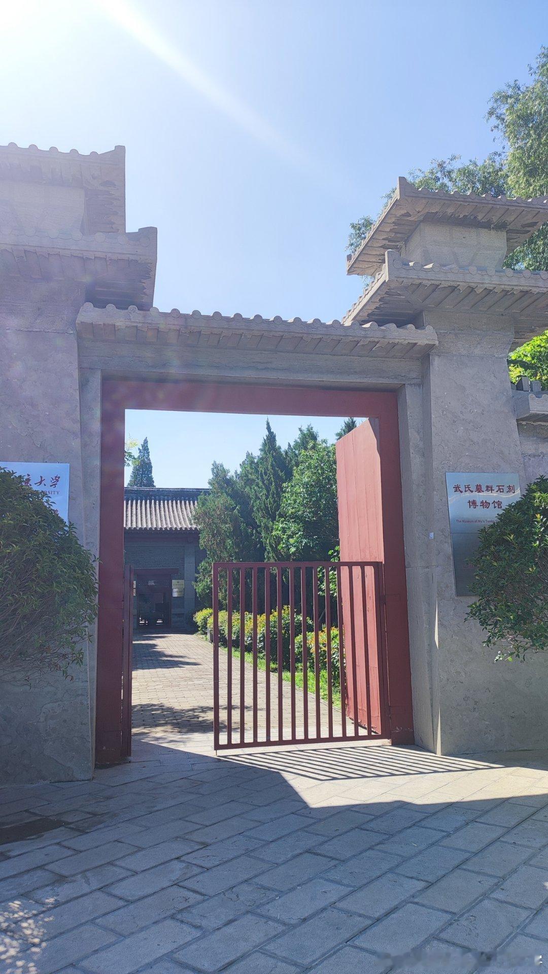 武梁祠的蚊子看来也是饿惨了，即使喷了驱蚊水，有别人在还好，展厅里的人走光了以后蚊