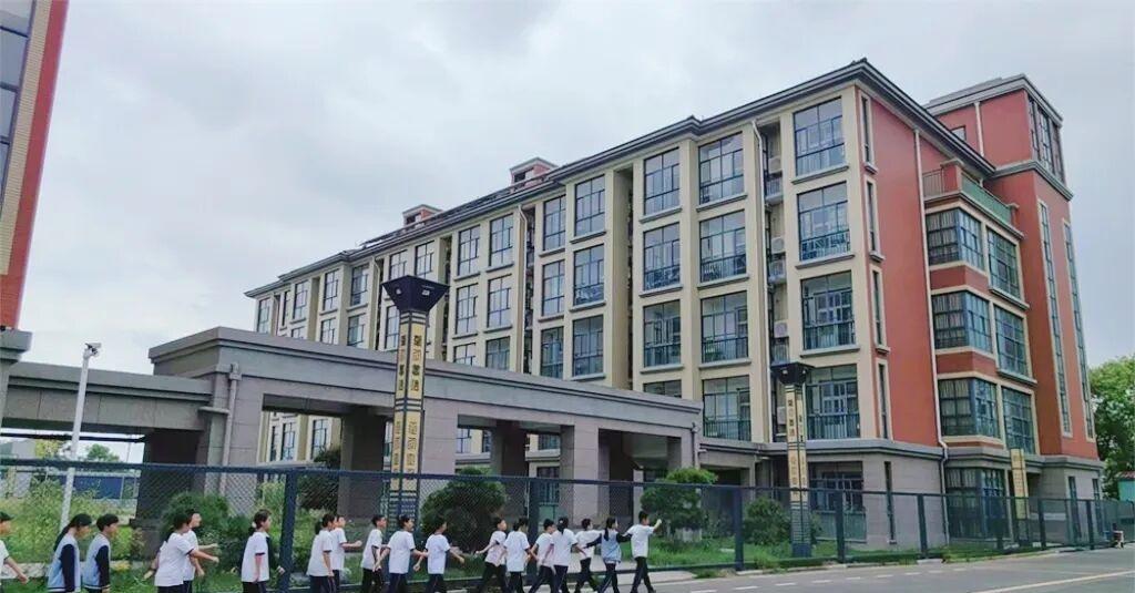 近日，宁波慈溪宗汉街道与宁波大学科学技术学院，达成深度战略合作，双方联合成立——