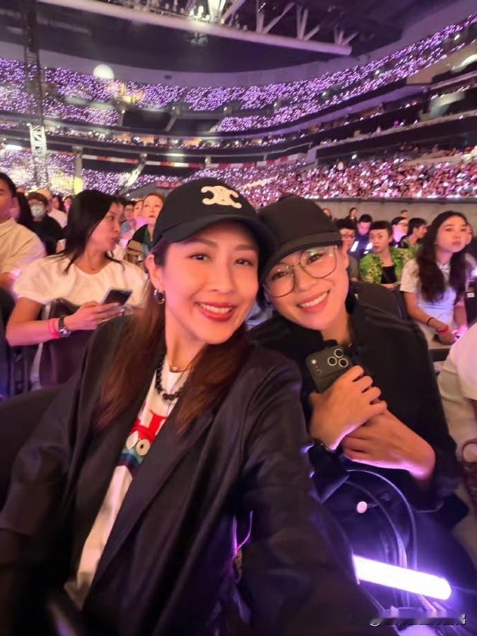 港圈女神同框！胡杏儿陈敏之林忆莲演唱会合影曝光，状态好到像“逆生长”

在启德主