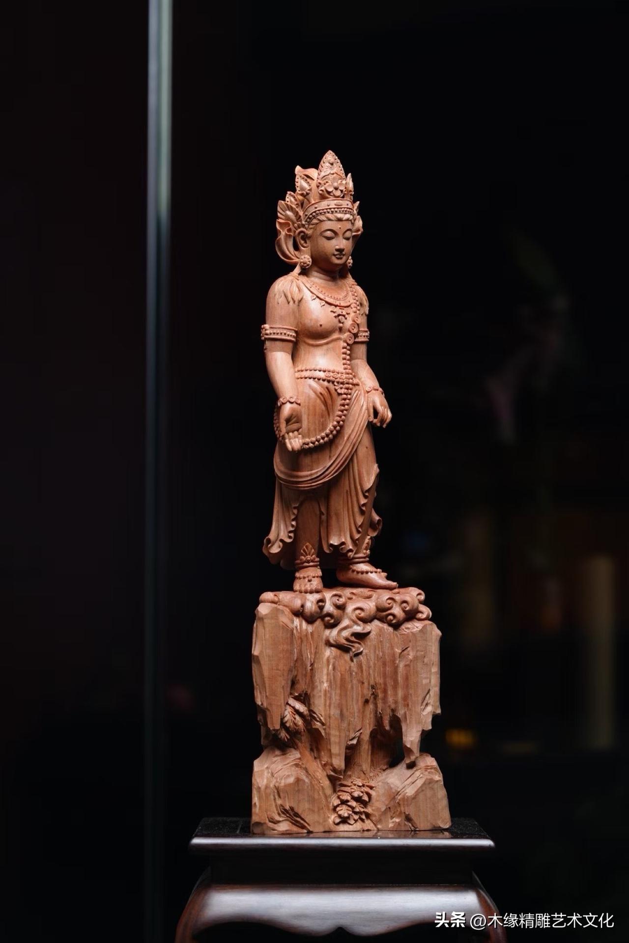 一袭衣袂随身而下，身姿微倾，腰胯之间自然转折，静态造像也有了流动的韵律。

右臂