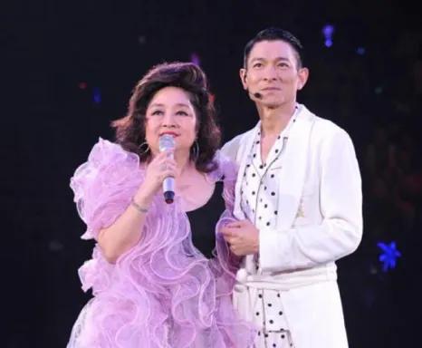 当年，徐小凤对邓丽君说：“姐妹儿，一起搓麻将？”邓丽君欣然同意，没想到，在牌桌上