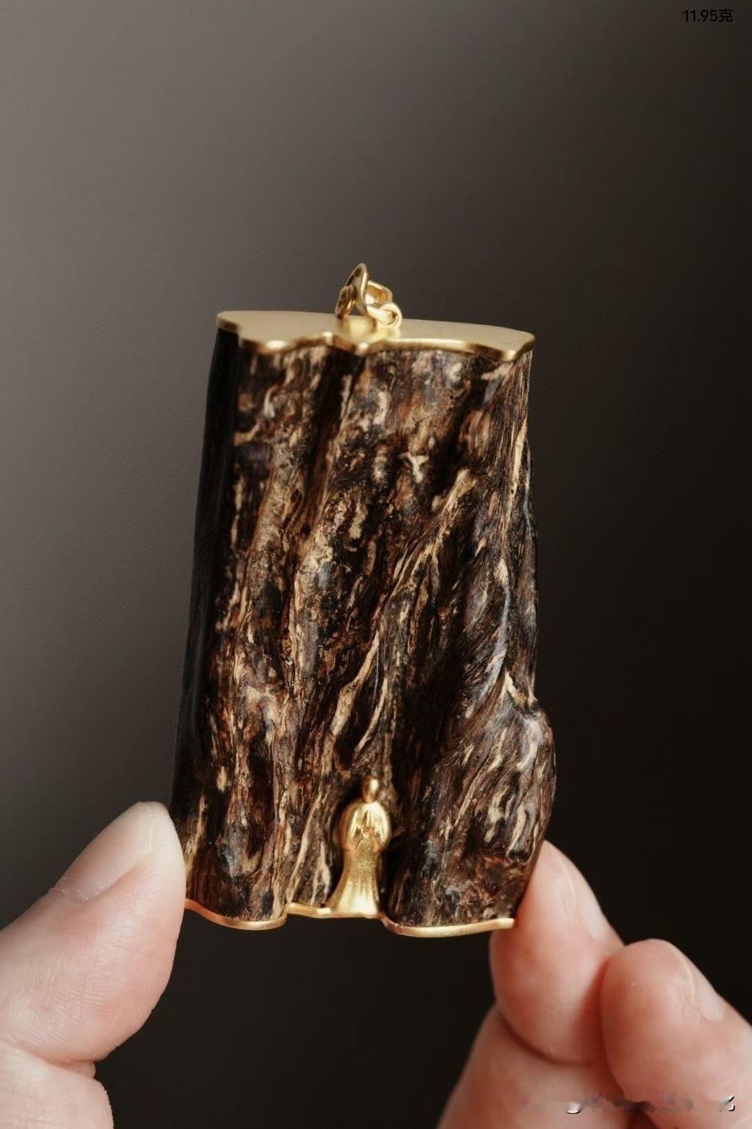 达拉干沉香 × ｜无相

越是“不雕”，越见分量。

天然瘤疤起伏如山，油脂流转