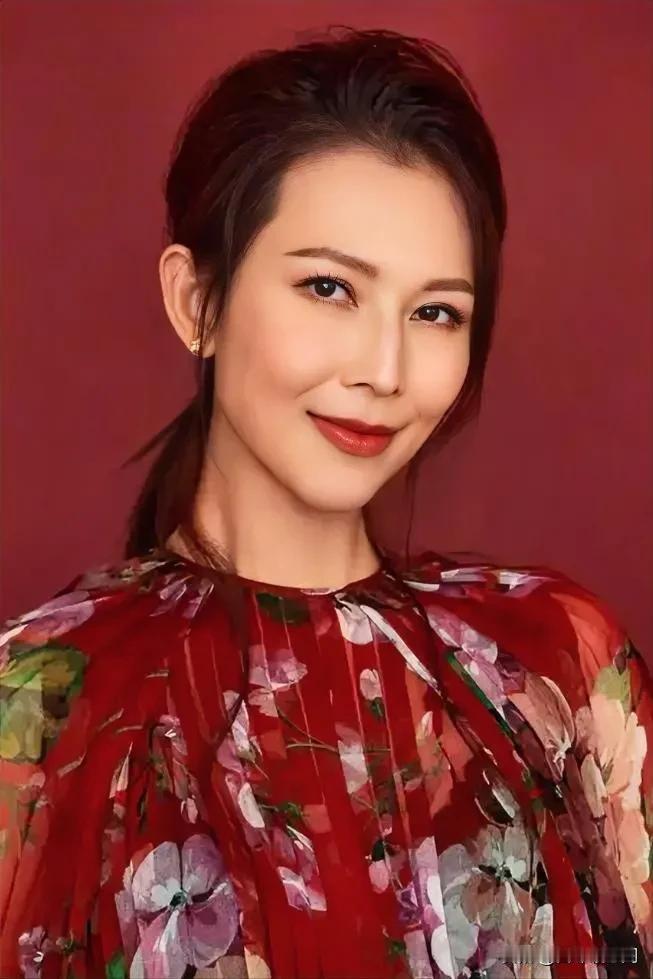 蔡少芬是一位非常有趣的女演员，她以其幽默诙谐的性格和独特的人格魅力深受观众喜爱。