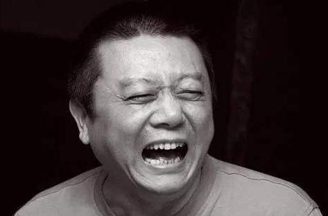 一次，记者问王朔：“您咋看金庸小说？”王朔扬起脸傲慢地回答：“金庸小说有股搁坏了