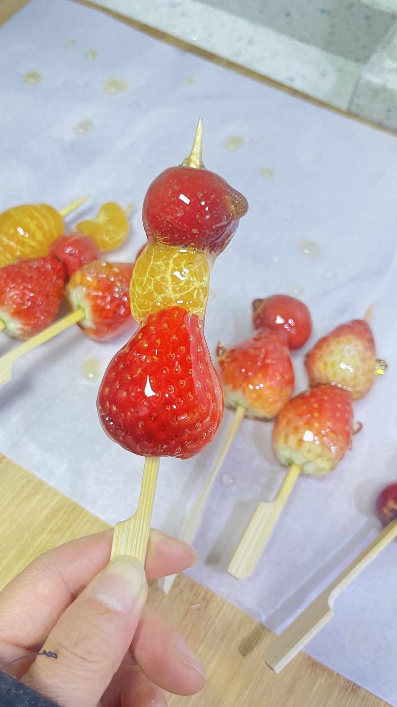 和女儿第一次做冰糖葫芦，成功。咬在嘴里脆脆的，好吃😋。唯一缺点是蘸糖太厚一层了