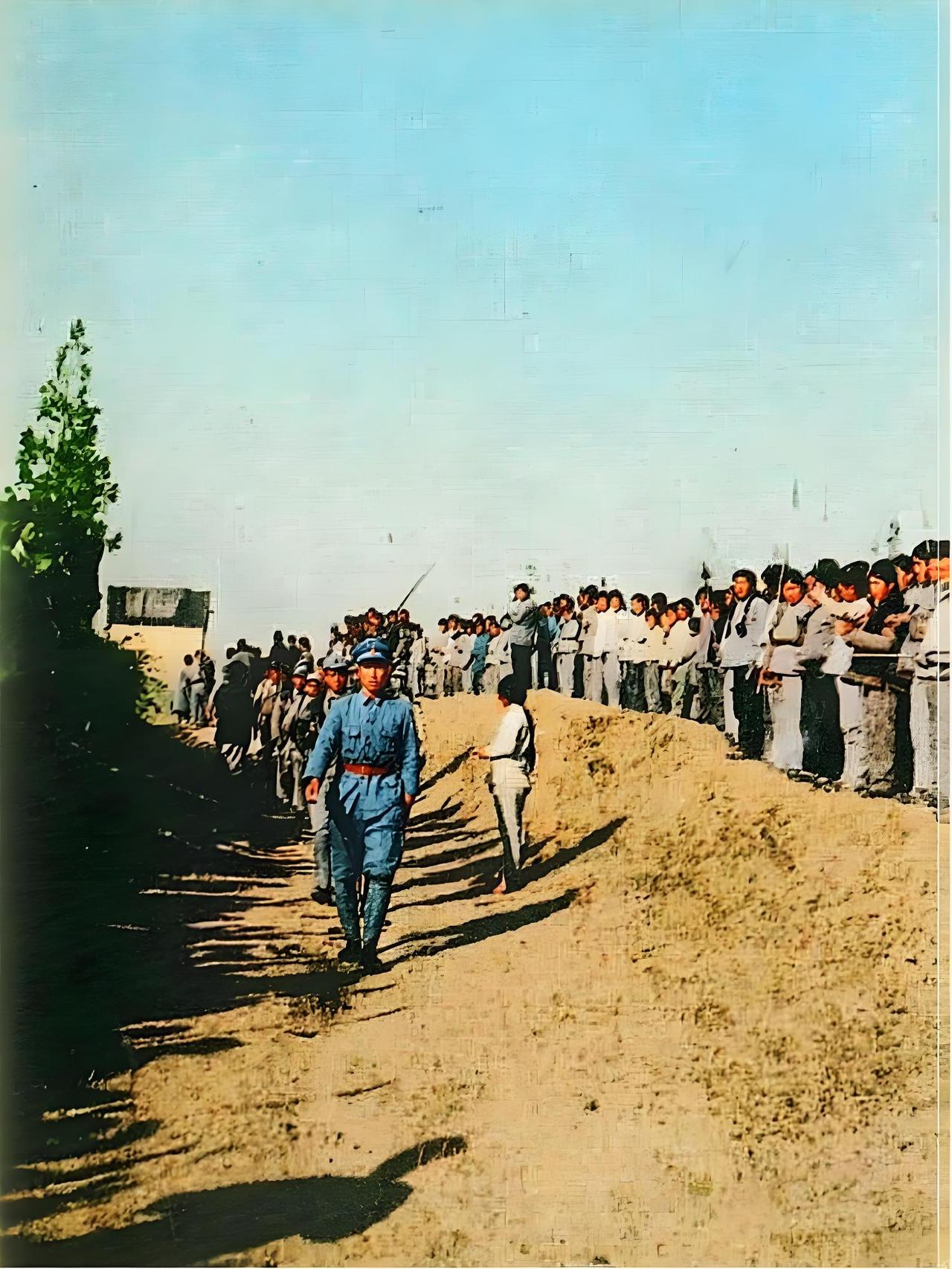 这张老照片，定格了一段特殊的历史场景。画面里，土路一侧，莫正民带着手下官兵正行进