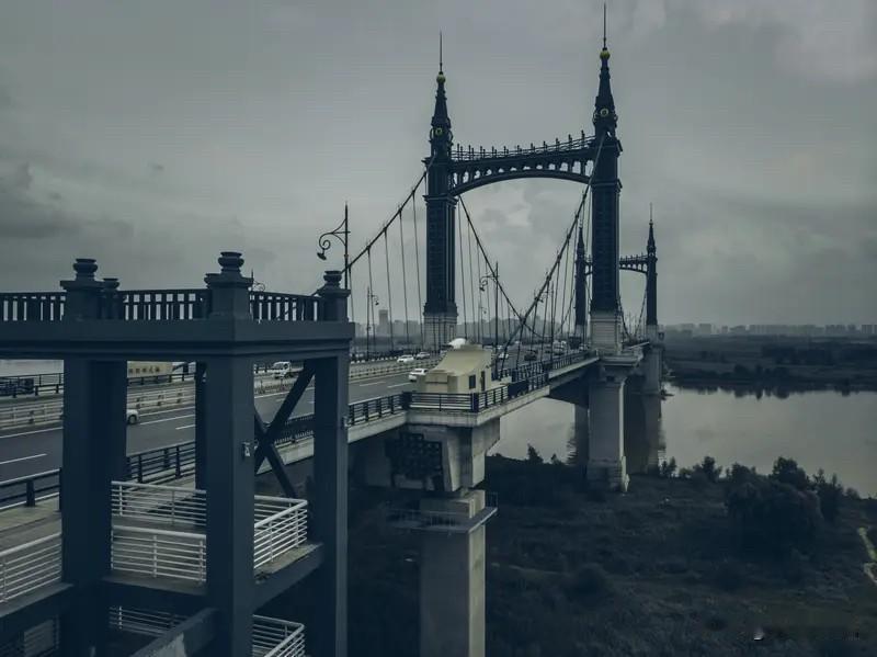 缺的是桥梁
看完这些例子，其实很多人心里都有同样的感受：真正能把想法变成实物的人