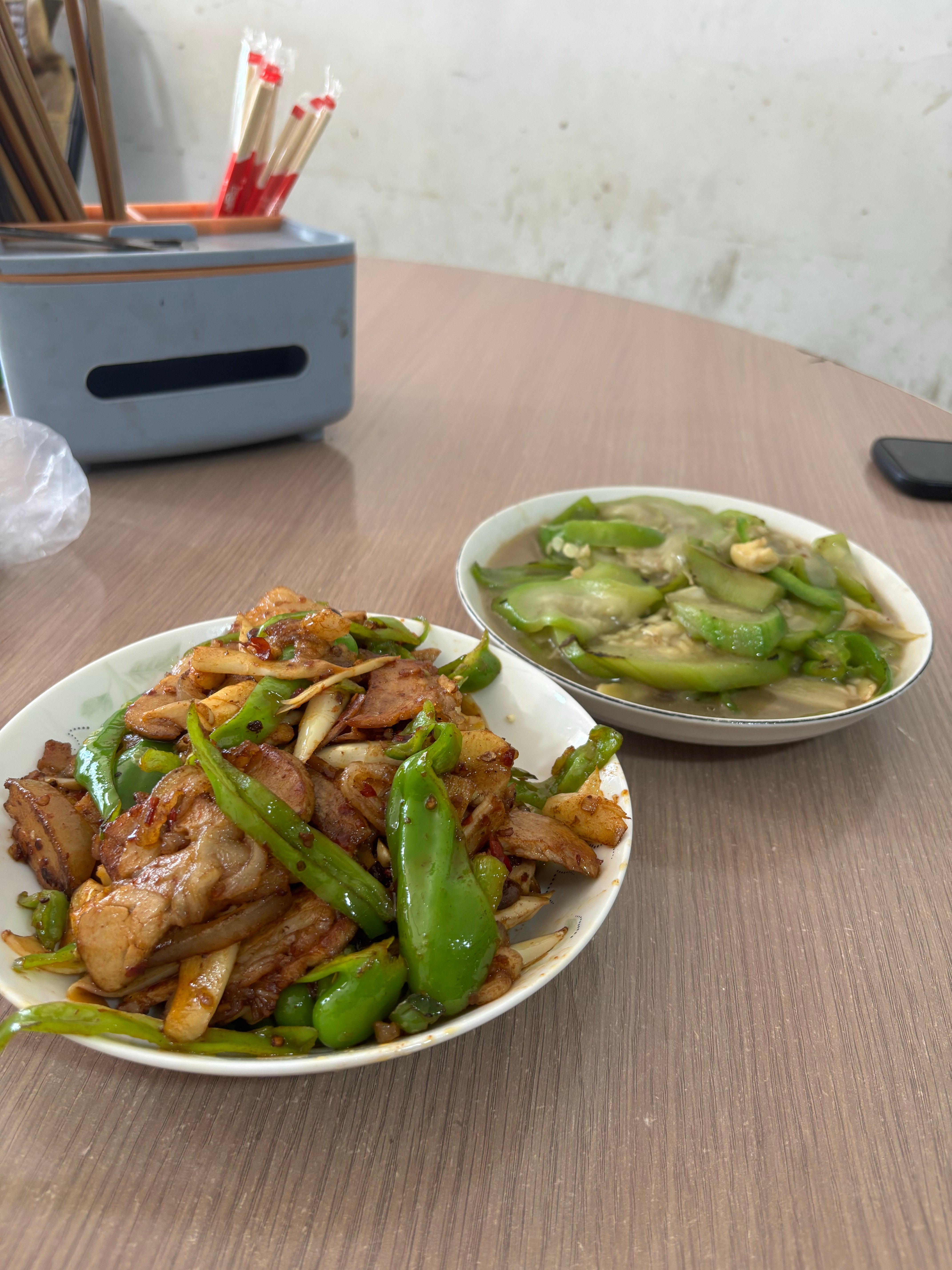 这美景不错    农家菜也不错这俩菜30块，大爷实在人[赞][赞] ​​​