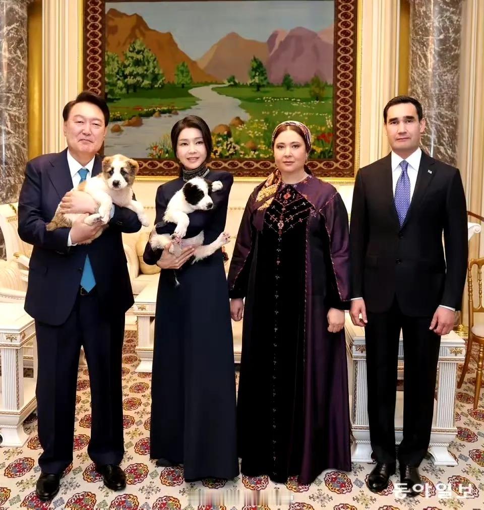 6月11日，尹锡悦夫妇到访土库曼斯坦，对方送了他们两只牧羊犬[抠鼻]
金建希脸好