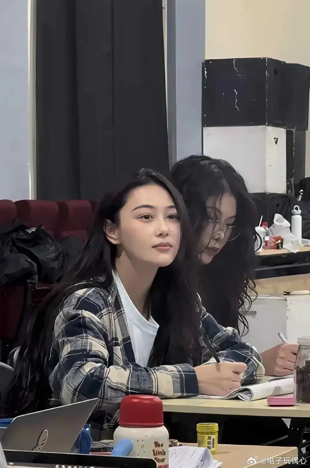 天呐，差点没认出来，原来女神现实中居然那么漂亮！ 