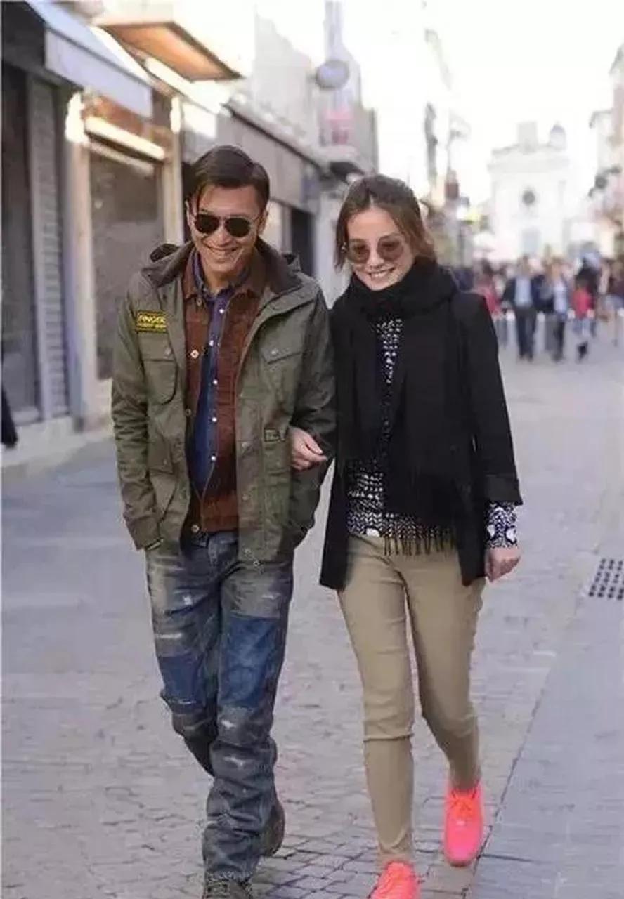 妈耶，实在太意外了，没想到谢霆锋当年穿这么破旧老土的衣服都这么帅，原来“人靠衣装