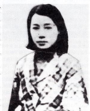 1937年，美女土匪黄八妹孤身求见上海土皇帝杜月笙，开口就跟他要枪，说要去打鬼子