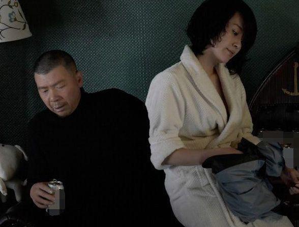 《老炮儿》中，许晴风韵犹存，为啥玩命倒贴？

她从头到尾围着六爷转，六爷要办事，