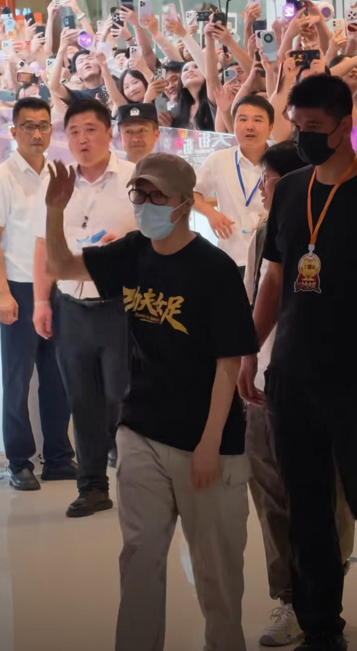 现在不是流感期，也无新冠，但星爷无论是在片场，还是参加路演等活动，总爱戴一个口罩