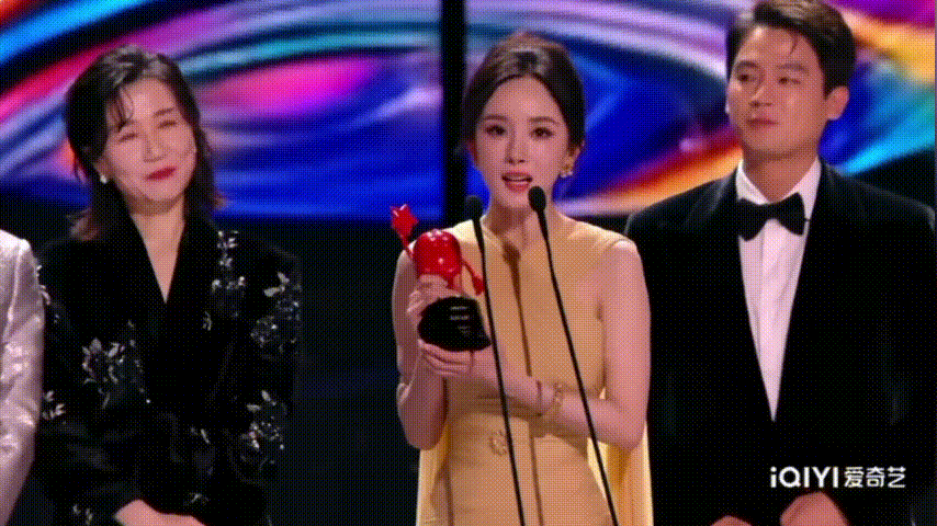 拿到奖杯那瞬间，整个故事都有了答案。恭喜，愿荣耀环绕，一路生花。🌹生万物制片人